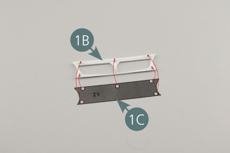 Place the radiator grille (1C) on the grille (1B).