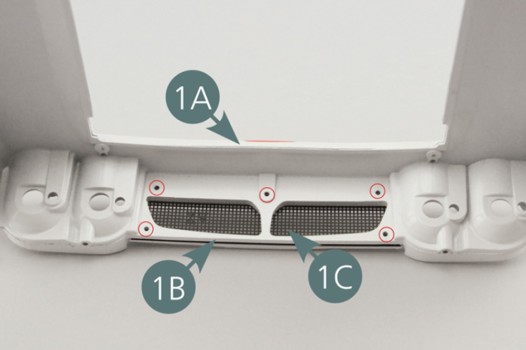 Das Gitter (1B) wird an der vorderen Karosserie (1A) befestigt.