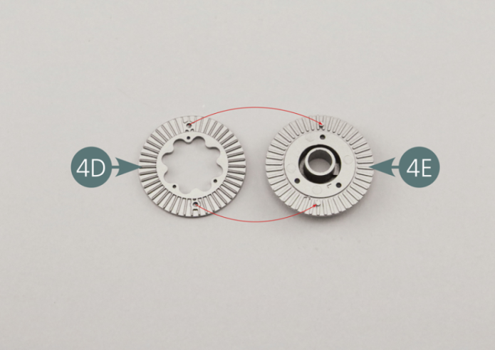 Aligner (lignes pointillées rouges) et positionner le disque de frein 4D sur le disque de frein avec moyeu 4E, puis le fixer avec trois vis KP.