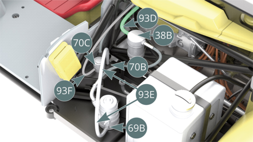 Vuelve al lado izquierdo del bastidor y conecta la Manguera de combustible (larga) (93D) en el Filtro de combustible (38B). A continuación, conecta la Manguera respiradero de combustible (93F) en el pin de la Tapa (70C). Fija la Manguera de combustible (corta) (93E) al Colector de combustible (70B) y al pin de la Bomba de combustible (69B).