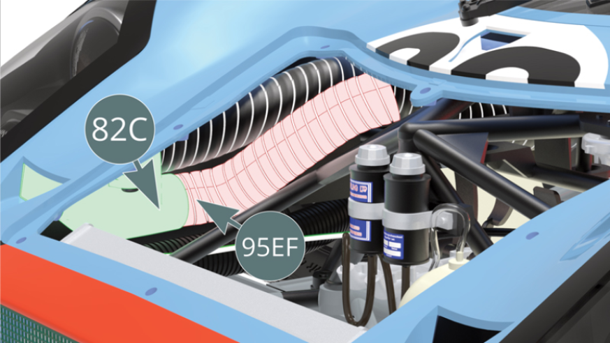 Fixer l’extrémité filetée de la gaine droite 95EF sur la buse de la prise d’air droite 82C. Passer la gaine gauche 95AB à travers le treillis tubulaire, ce qui sera facilité en la tirant délicatement depuis la portière gauche ouverte.