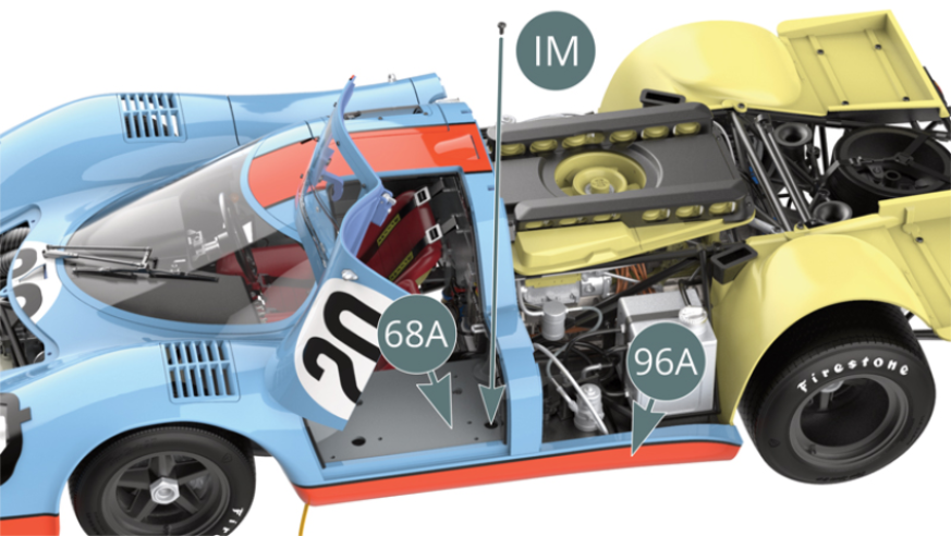 Ouvrir la portière gauche et fixer le bas de caisse gauche 96A (par l’intermédiaire du support supérieur 96B) sur le châssis 31B avec une vis IM, en passant par le trou situé à l’arrière du caisson de cockpit gauche 68A.