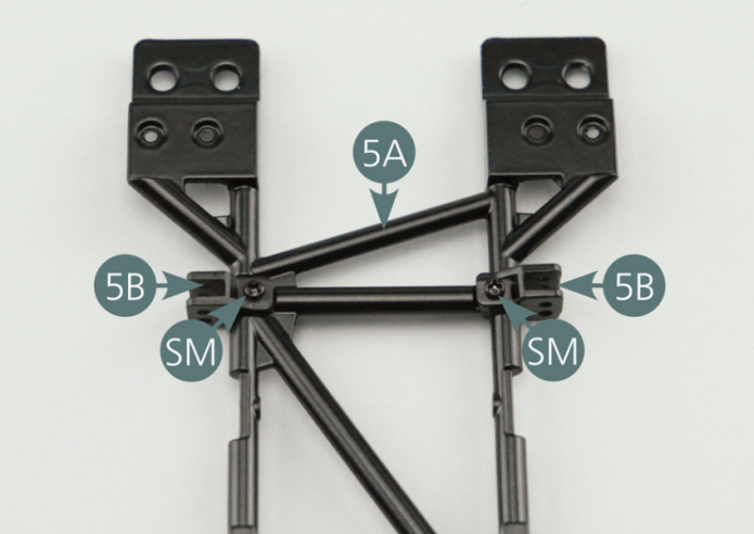 Positionner les deux supports de fixation 5B sur le cadre inférieur 5A et fixer chacun d’eux avec une vis SM.