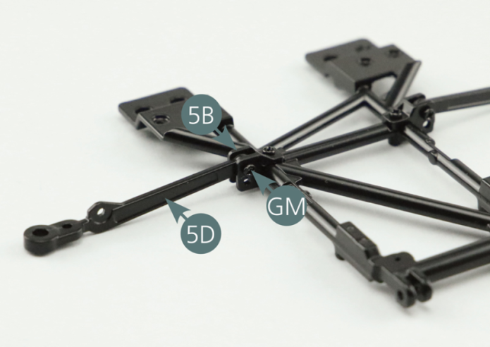 Positionner le bras de suspension inférieur droit 5D sur le support de fixation 5B situé sur le côté droit du cadre 5A et le fixer avec une vis GM.