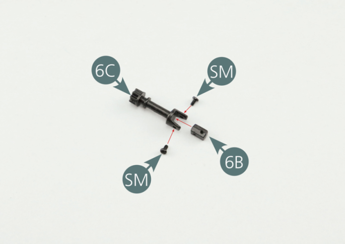 Instala la junta universal (6B) en el piñón de dirección (6C) y fíjala con dos tornillos SM.