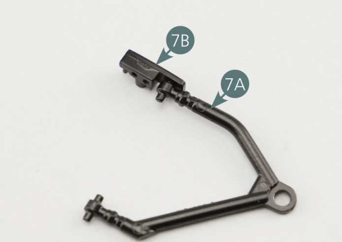 Position the bracket (7B) and support bracket (7C) on the rear pivot of the upper left suspension arm (7A) and secure with an AM screw.