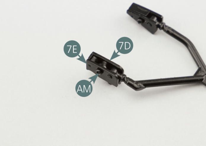 Position the bracket (7D) and support bracket (7E) on the front pivot of the upper left suspension arm (7A) and secure with an AM screw.