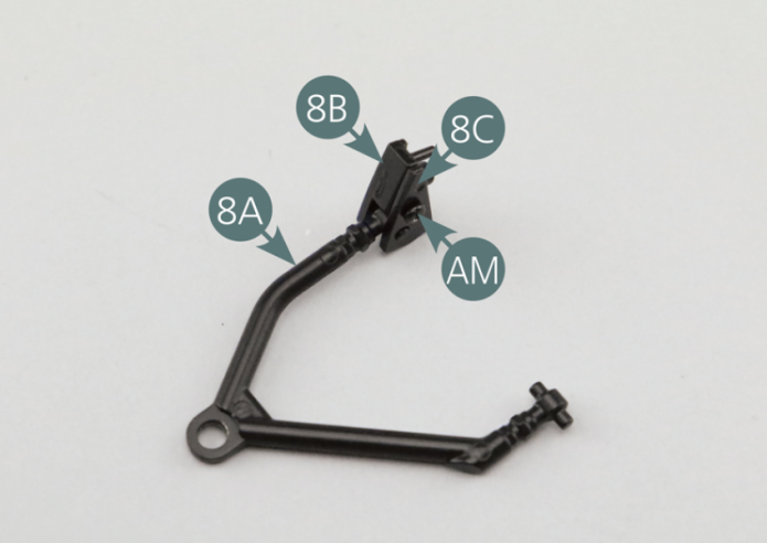 Positionner le support 8B et la joue de support 8C sur le pivot arrière du bras de suspension supérieur droit 8A et les fixer avec une vis AM.