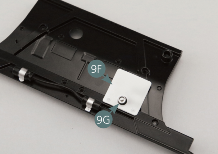 Positionieren Sie den Waschflüssigkeitsbehälter für die Windschutzscheibe (9F) - nachdem Sie den Deckel (9G) angebracht haben - auf der Firewall (9A).