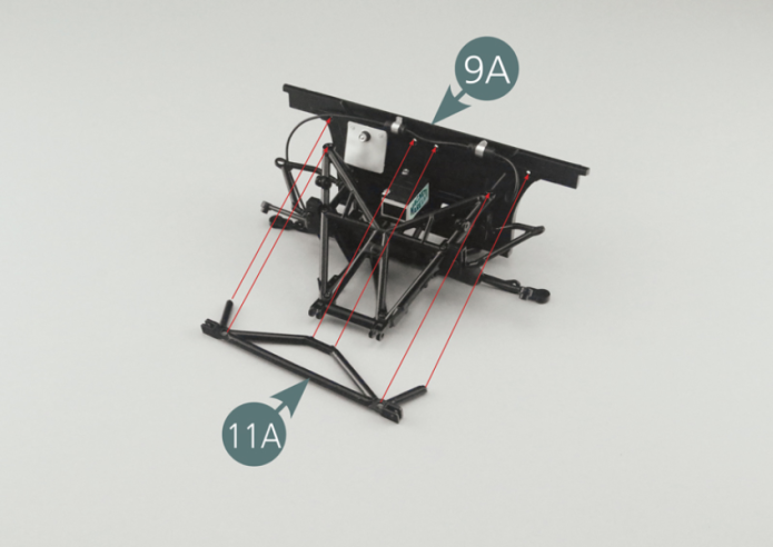 Montare il telaio superiore (11A) sul firewall (9A) e sui telai laterali destro (8F) e sinistro (7F) e fissarlo rispettivamente con quattro viti SM e due viti UM. 