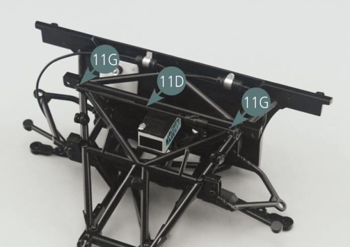 Cliquer l’assemblage de la barre de cric 11D sur les deux supports en berceau 11G.