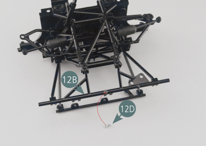 Positionner un crochet 12D sur la barre inférieure 12B, avec la partie ouverte vers le haut (illustration ci-dessous : cercle rouge).