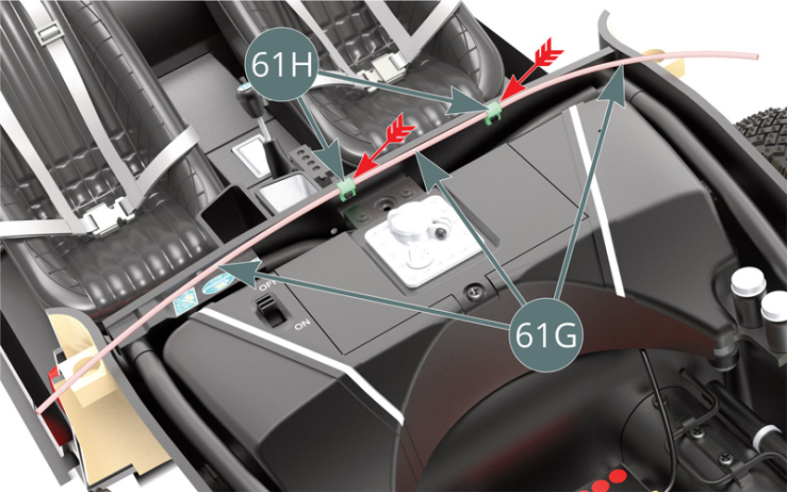 Passer la conduite d’essence 61G dans les deux attaches 61H (flèches rouges).