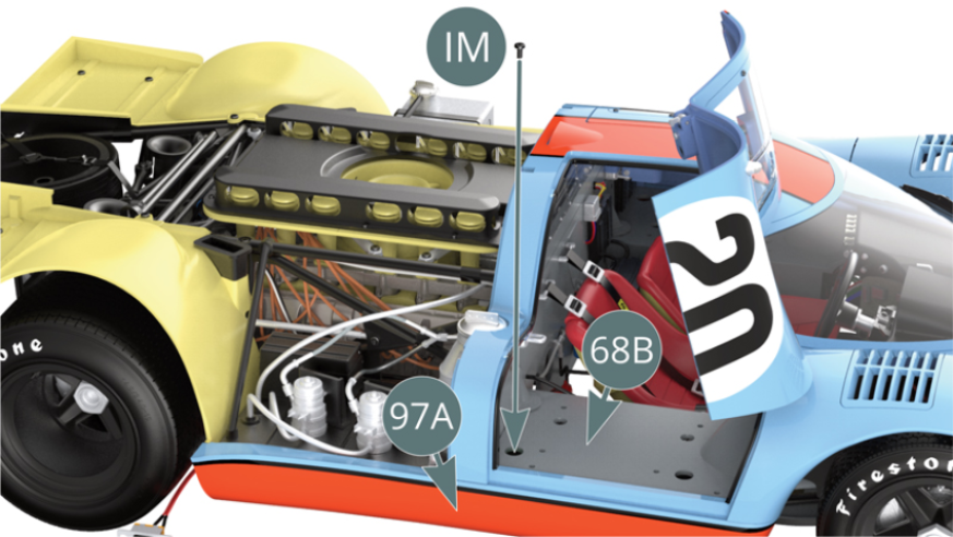 Ouvrir la portière droite et fixer le bas de caisse droit 97A (par l’intermédiaire du support supérieur 97B) sur le châssis 34B avec une vis IM, en passant par le trou situé à l’arrière du caisson de cockpit droit 68B.Remplacer les deux vis IM par les deux nouvelles vis SM fournies.