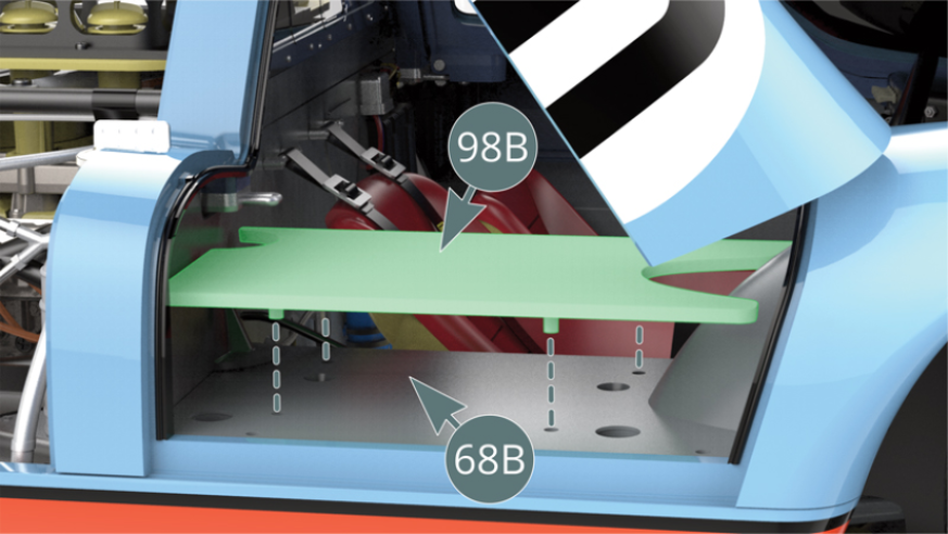 Abre la puerta derecha y fija el Panel de revestimiento derecho (98B) con sus cuatro pines a la Carcasa derecha del cockpit (68B).Fija la Moldura de revestimiento derecha (98D) a lo largo del borde del Panel de revestimiento derecho (98B) a la Carcasa derecha del cockpit (68B).