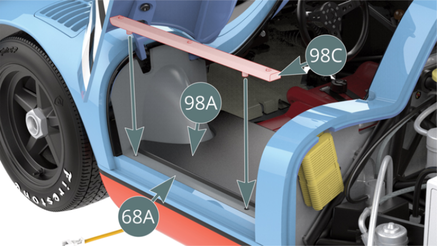 Instala la Moldura de revestimiento izquierda (98C) a lo largo del borde del Panel de Revestimiento izquierdo (98A) en la Carcasa izquierda del cockpit (68A). Con Moldura de revestimiento izquierda (98C) y el Panel de Revestimiento izquierdo (98A) fijados, procede a cerrar la puerta izquierda.