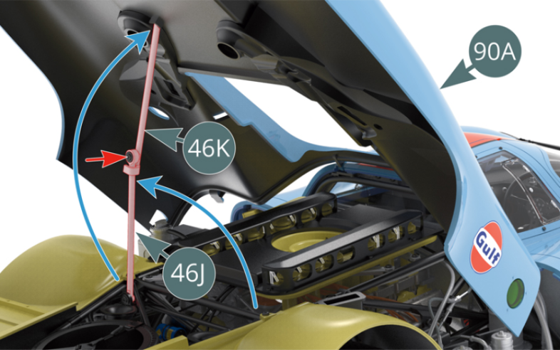 Relever le capot arrière 90A, déplier le bras de levage 46J-46K et vérifier qu’il supporte correctement le capot. Si besoin, desserrer légèrement les deux vis des articulations (flèches rouges) de manière à ce que le bras soit bien aligné avec le point d’appuis du capot.