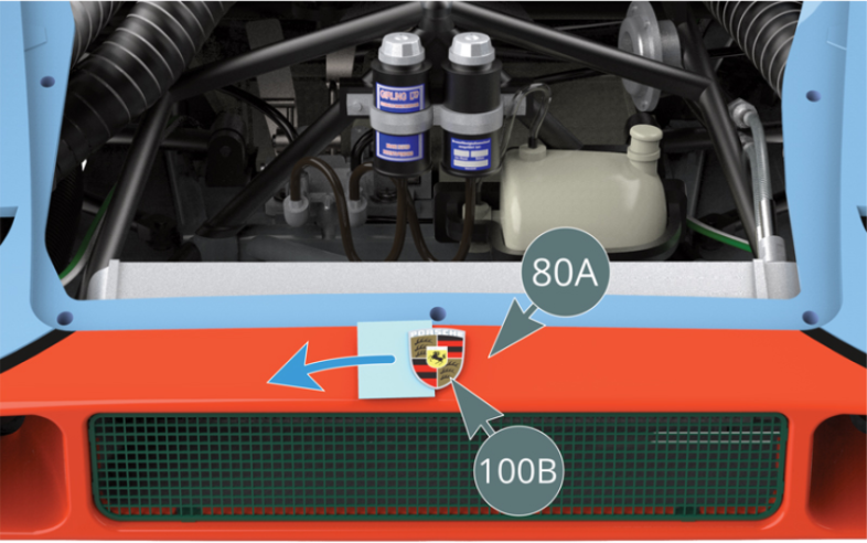 Plonger la décalcomanie de l’écusson 100B dans l’eau pendant 30 secondes pour l’assouplir. Positionner la décalcomanie 100B sur le pare-chocs à l’avant de la carrosserie 80A, puis la faire glisser soigneusement de son support en papier. Ajuster la décalcomanie 100B pendant qu’elle est encore humide.