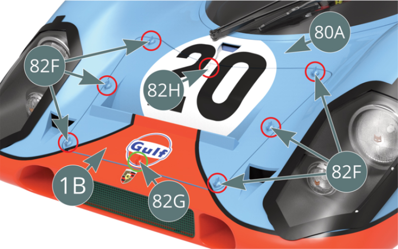 Positionner le capot 1B sur le compartiment avant de la carrosserie 80A et le fixer à l’aide de six attaches de capot bleus 82F, une attache de capot blanche 82H et une attache de capot orange 82G.Placer deux piles de type AAA (non fournies) dans le compartiment à piles et positionner le couvercle 100A sur le fond plat 99A. Actionner l’interrupteur 32D vers l’avant.