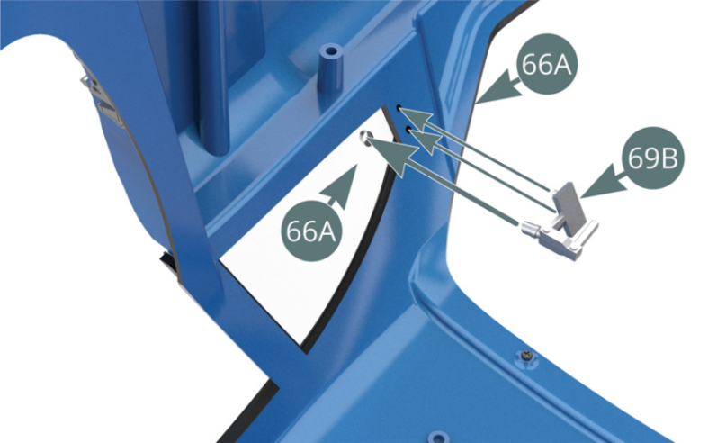 Una vez más, gira la Carrocería (66A) y posiciona el Pestillo izquierdo (69B) por la parte interior de la ventanilla izquierda situada en la parte trasera de la Carrocería (66A).