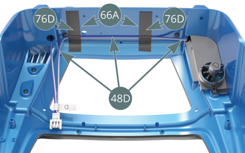 Guider le fil le plus long du câble D-48D le long de l’intérieur du panneau arrière de la carrosserie 66A et le fixer avec deux rubans adhésifs 76D.