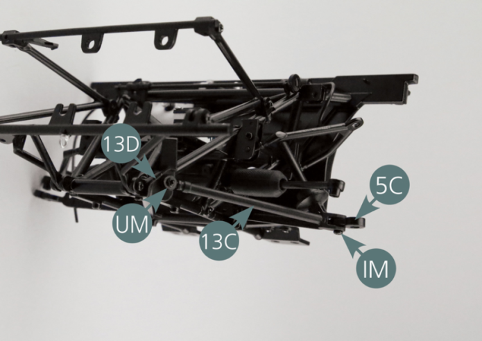 Positionner l’extrémité en fourche du bras longitudinal avant 13C au support 13D et au bras de suspension inférieur gauche 5C. Veiller à positionner correctement chaque extrémité de la tige 13C comme indiqué sur les photos. Fixer l’extrémité annulaire de la tige 13C au support 13D à l’aide d’une vis UM. Fixer l’extrémité opposée au bras 5C à l’aide d’une vis IM. Insérer la vis IM dans la partie inférieure de l’extrémité 13C (trou le plus large).