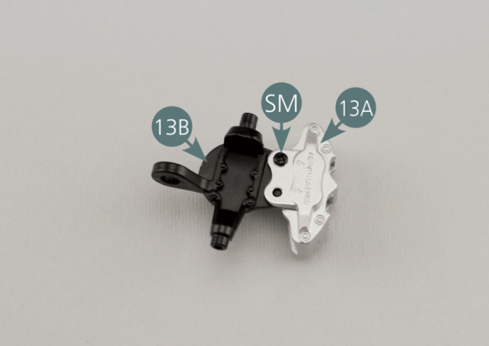 Positionieren Sie den vorderen linken Bremssattel (13A) am vorderen linken Drehgelenk (13B) und befestigen Sie ihn mit einer SM-Schraube.