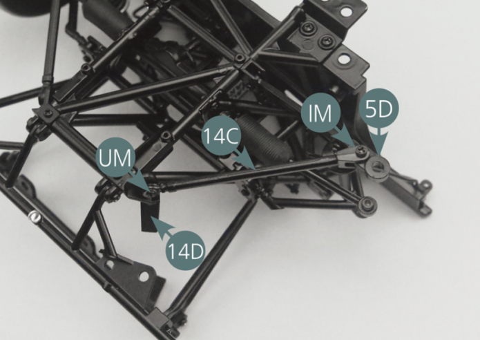Coloque el extremo en horquilla del brazo longitudinal (14C) en el brazo de suspensión inferior derecho (5D) -  el orificio más pequeño de arriba - y fíjelo desde abajo con un tornillo IM. Coloque el otro extremo del brazo (14C) en el soporte (14D) y fíjelo con un tornillo UM.
