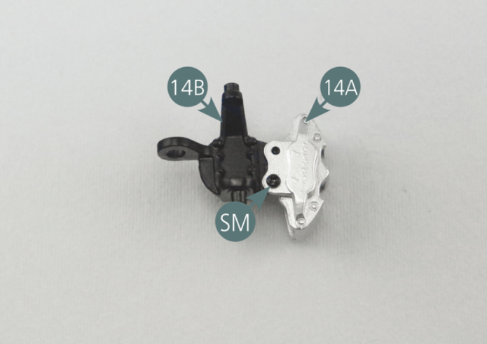Positionner l’étrier de frein avant droit 14A sur le pivot avant droit 14B et le fixer avec une vis SM.