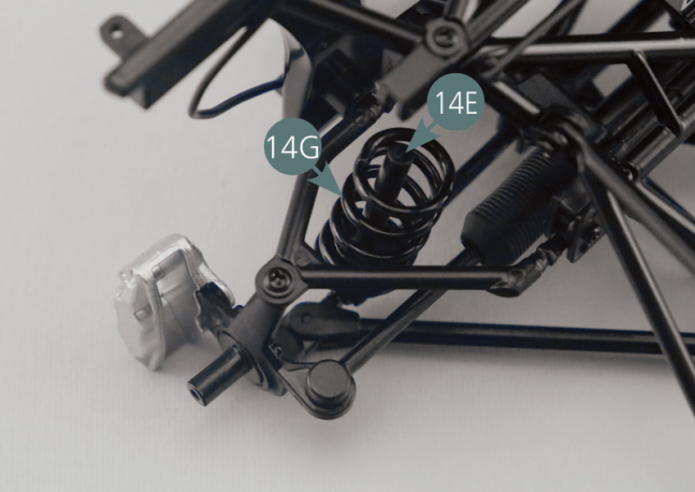 Instale a mola da suspensão (14G) e o amortecedor da suspensão (14F) no eixo do pistão da sus-pensão (14E). Coloque a cabeça do amortecedor da suspensão (14F) na estrutura superior do chassis (11A) e fixe-a com um parafuso GM.