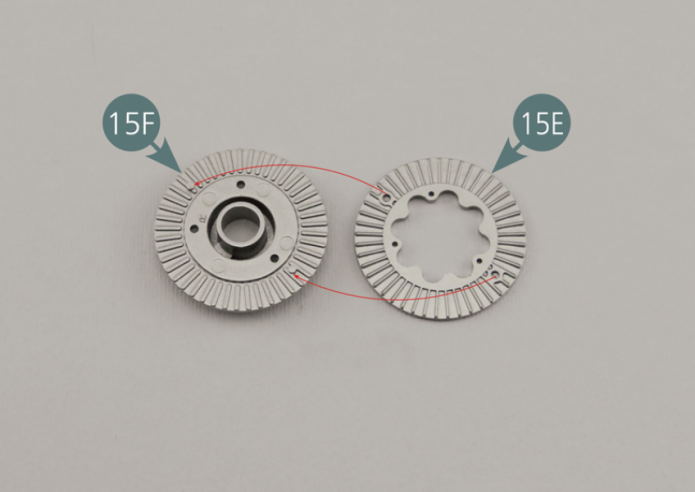 Bringen Sie die Bremsscheibe (15E) und die Bremsscheibe mit Nabe (15F) in die richtige Position - wie durch die roten Linien angezeigt - und befestigen Sie sie mit drei KP-Schrauben.