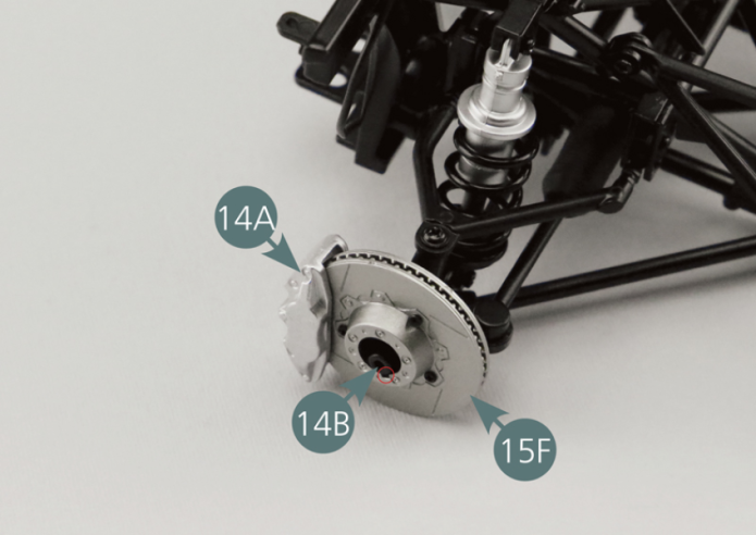 Montare il disco del freno sul mozzo della ruota anteriore destra (14B). Il cono al centro del disco deve essere rivolto verso l'esterno. Prestare attenzione alla piccola tacca.