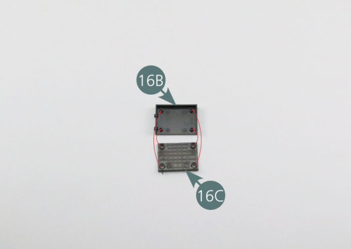 Coloque la rejilla del radiador de aceite (16C) sobre la rejilla del radiador (16B) y fíjela con cuatro tornillos SP.