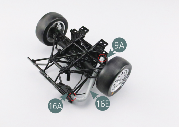 Positionner le tuyau d’évacuation d’air 16E comme sur l’image. Une extrémité est reliée au radiateur d’huile et l’autre au support 9A.