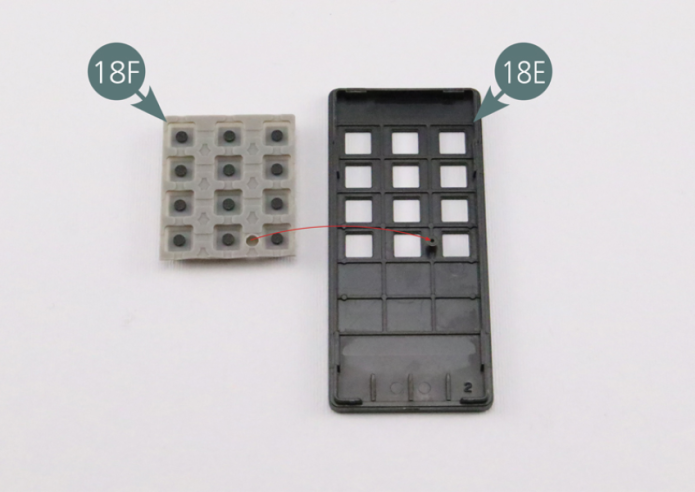 Posizionare i pulsanti del telecomando (18F) sulla piastra frontale (18E) come indicato nelle illustrazioni.