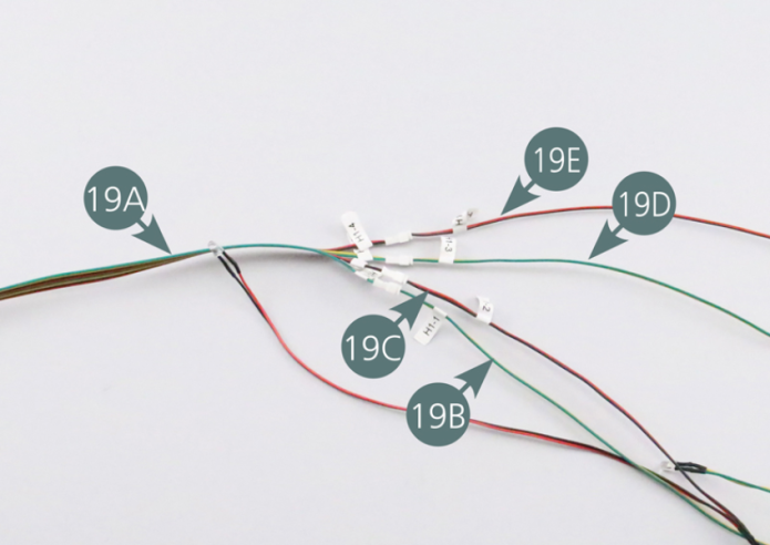 Connect the cable of the license plate light (19B / H1-1), cable  tail light (19C / H1-2), as well as the left (19D / H1-3) and right (19E / H1-4) cables of the blinking lights onto the wire bundle of the tail light (19A). 