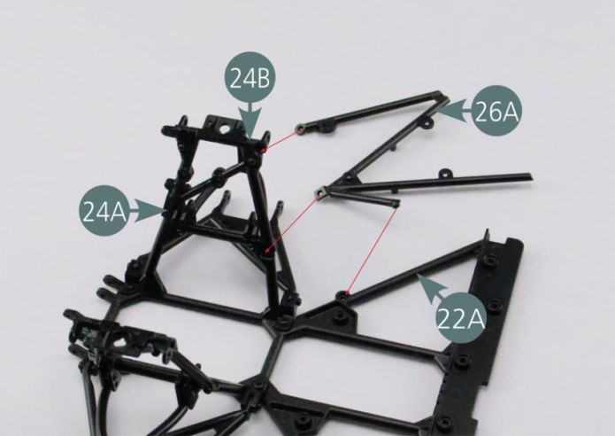 Posiciona el refuerzo izquierdo (26A) en el bastidor inferior del chasis trasero (22A) y en el brazo de enlace trapezoidal trasero izquierdo (24A).Fija el refuerzo al brazo de enlace trapezoidal (24A) con dos tornillos AM.Fija el bastidor de refuerzo al bastidor inferior del chasis trasero (22A) con un tornillo CM.