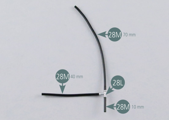 Couper trois sections de 70 mm, 40 mm et 10 mm de long dans la durite de carburant 28M.Brancher les trois sections sur un raccord en T 28L comme indiqué sur la photo.Brancher ensuite la section la plus courte (10 mm) sur un deuxième raccord en T 28L.