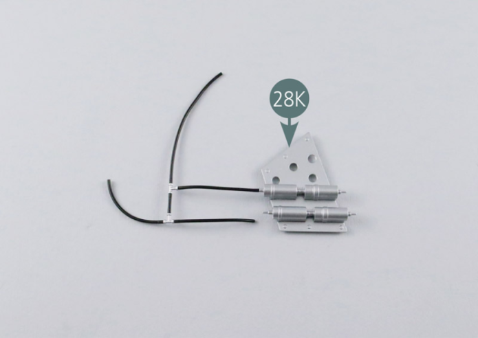 Connect the free end of the first 40 mm section to the fuel pump (28K). Then turn the assembly over and connect the opposite 40 mm section to the fuel pump (28K). Check the correct positioning of the connections as displayed in the picture.