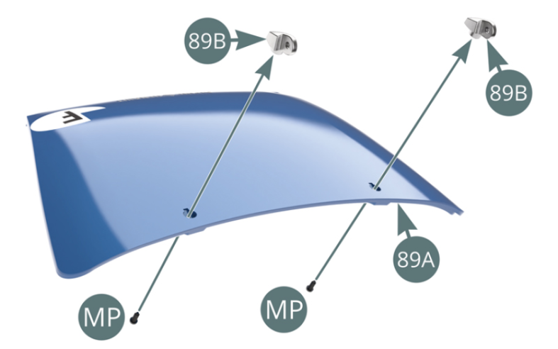 Setzen Sie die beiden Motorhaubenscharniere (89B) auf die Motorhaube (89A) und befestigen Sie sie mit zwei MP-Schrauben. Positionieren Sie die Motorhaubenhalterung (89D) in der Ecke unterhalb der Motorhaube (89A) und befestigen Sie sie mit einer QM-Schraube.