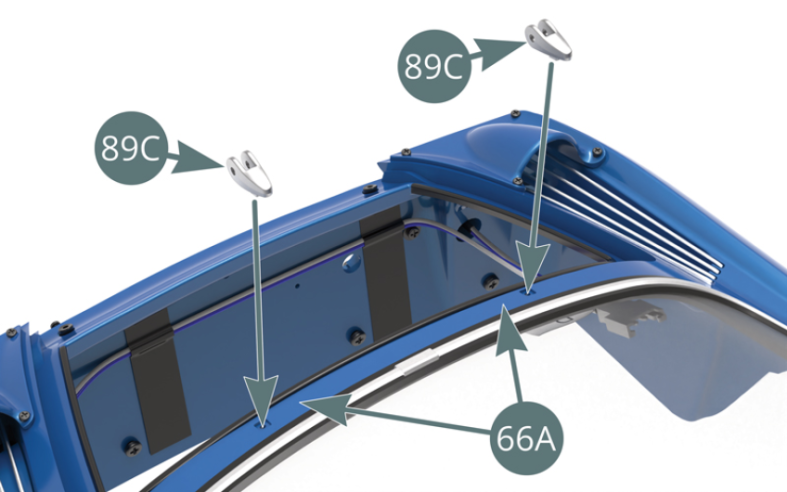 Positionner les supports de charnière 89C à l’arrière de la carrosserie 66A et les fixer par en dessous avec deux vis MP (illustrations ci-dessus).