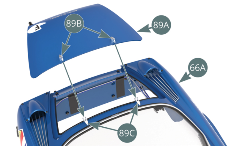 Placer le capot moteur 89A sur la carrosserie 66A et positionner les charnières 89B sur les supports de charnières 89C.Fixer les charnières 89B sur les supports de charnières 89C avec deux vis NP engagées sur les côtés extérieurs de celles-ci.