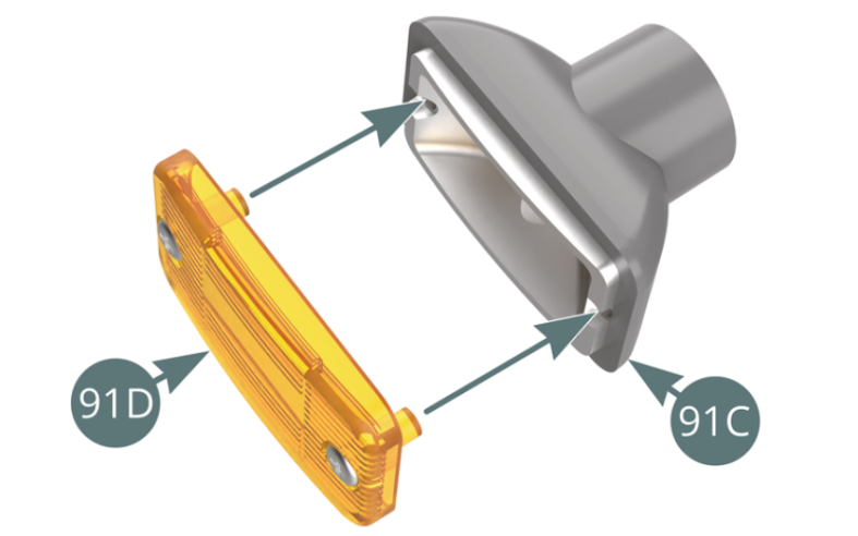 Position the reverse light (91D) onto the housing (91C).