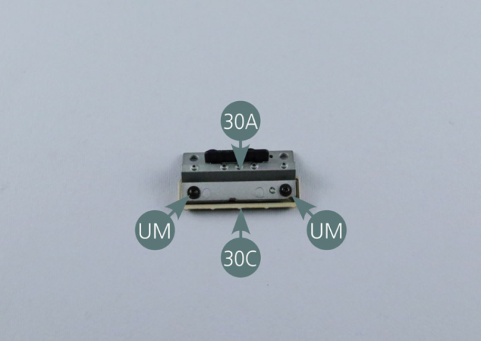 Positionner le couvre-culasse gauche (L) 30C sur la culasse moteur 30A et le fixer avec deux vis UM.Positionner le couvre-culasse droit (R) 30B sur la culasse moteur 30A et le fixer avec deux vis UM.