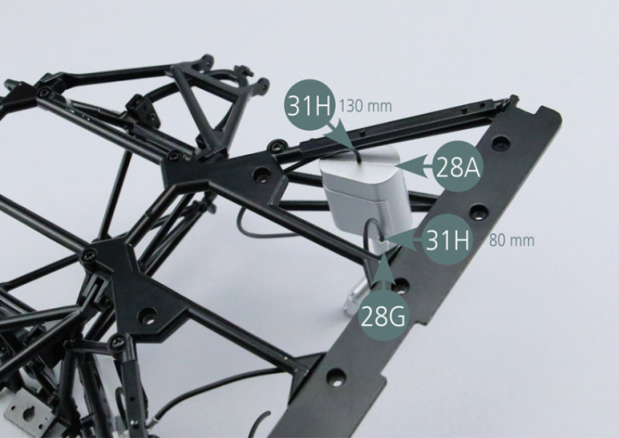 Schneiden Sie zwei Stücke von 130 mm und 80 mm Länge von der Ölleitung Nr. 3 (31H) ab. Verbinden Sie das 130 mm lange Teilstück mit Öltank Nr. 1 (28A) und das 80 mm kurze Teilstück mit Öltank Nr. 7 (28G).