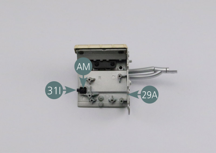 Positionner le joint avant moteur 31I sur le bloc moteur droit 29A et le fixer avec une vis AM.