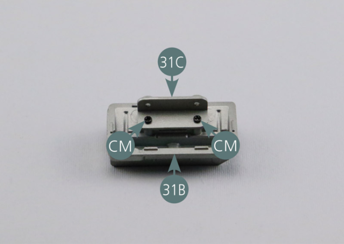 Posiciona la junta de cárter de aceite (31C) en el cárter de aceite (31B) y asegúrala con dos tornillos CM.
