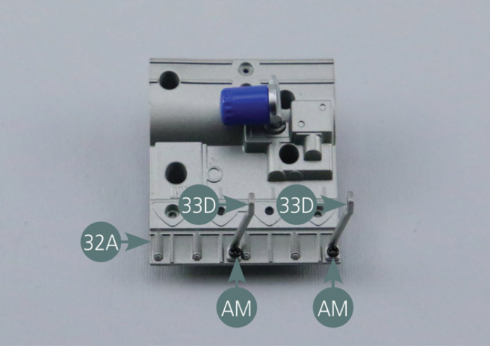 Positionner les deux supports de turbo 33D sur le bloc moteur gauche 32A et les fixer avec deux vis AM.