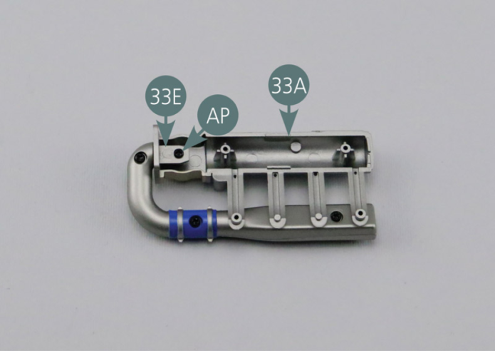 Setzen Sie den Turbokrümmer (33F) auf den Turbokrümmer (33E) und befestigen Sie ihn mit drei AP-Schrauben. 