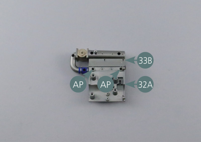 Positionner le collecteur d’admission 33B sur le bloc moteur gauche 32A et le fixer avec deux vis AP.